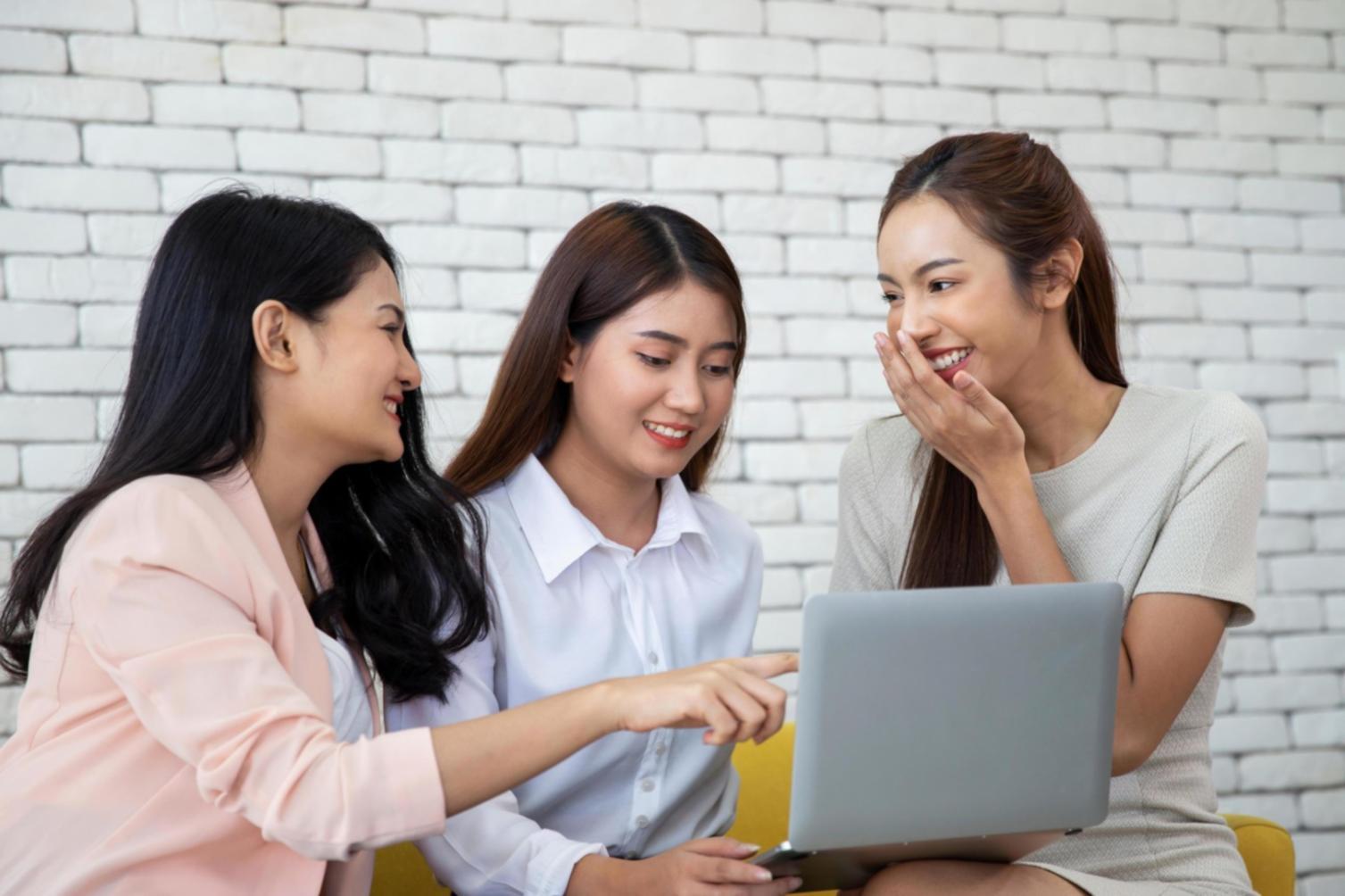 Finanzmarkt Analyse Dashboard mit Charts und Grafiken