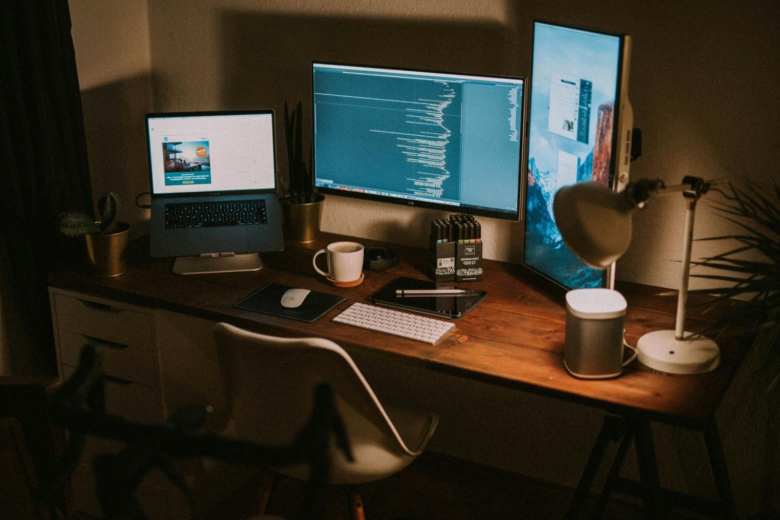 Finanzanalyse Arbeitsplatz mit Dokumenten und Laptop