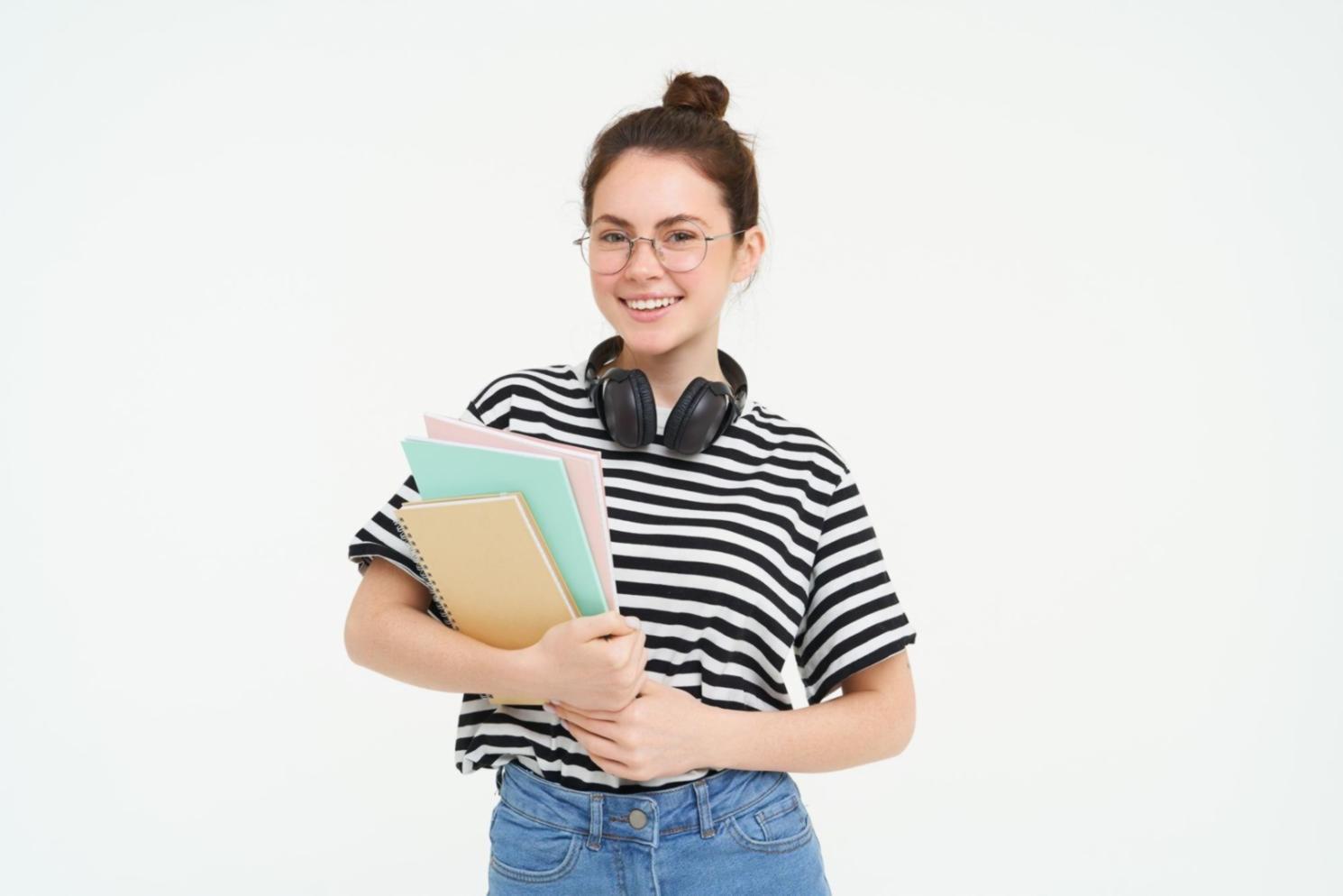 Moderne Büroumgebung mit Finanzanalyst bei der Arbeit